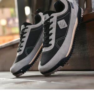 Low-Cut Hiking Shoes — Black